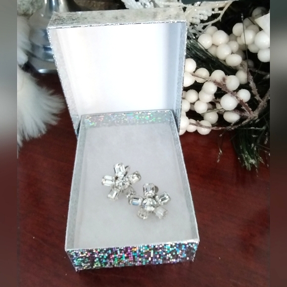 Vintage Albert Weiss Floral Earrings - Picture 13 of 13